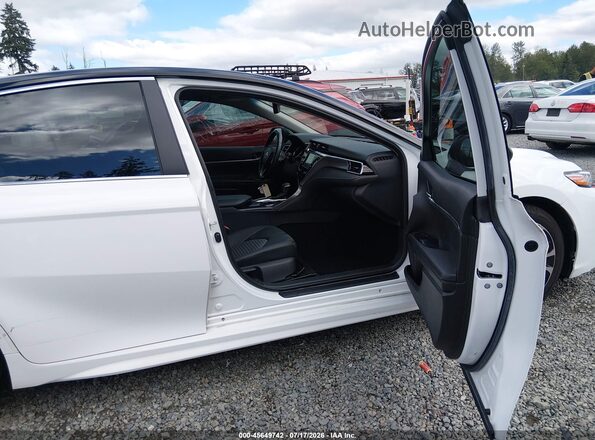 4T1B11HK5JU025113 2018 TOYOTA CAMRY White Widok wnętrza z przodu