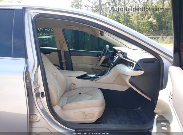 4T1B11HK5JU090480 2018 TOYOTA CAMRY Серебряный Вид салона спереди