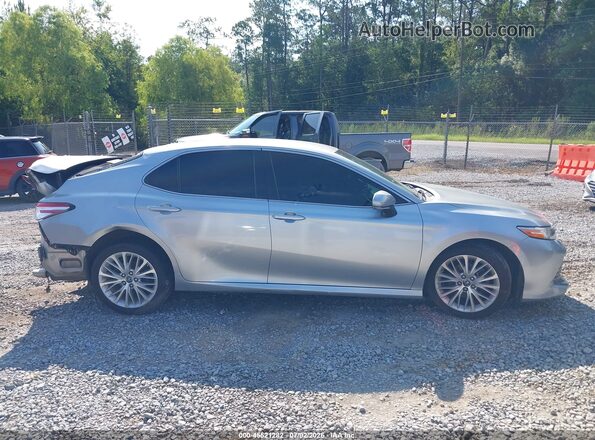 4T1B11HK5JU090480 2018 TOYOTA CAMRY Серебряный Вид задней части салона