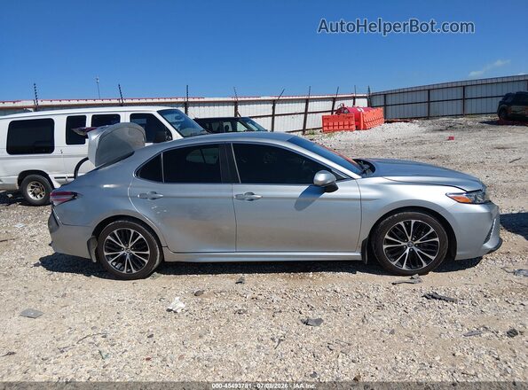 4T1B11HK5JU648893 2018 TOYOTA CAMRY Silver უკანა სალონის ხედი