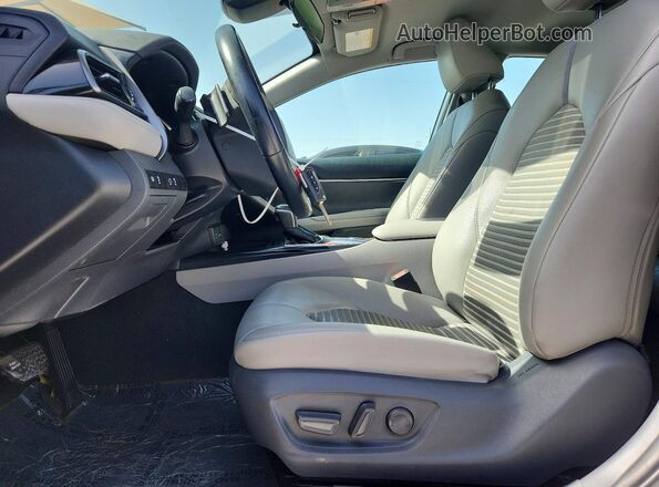 4T1B11HK5KU700329 2019 TOYOTA CAMRY Silver Front interior view