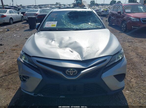 4T1B11HK9JU044165 2018 TOYOTA CAMRY Silver ხელსაწყოთა პანელის ხედი