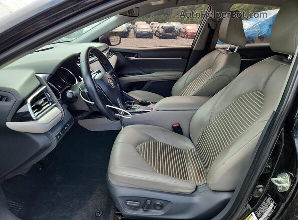 4T1B11HK9JU658715 2018 TOYOTA CAMRY Black წინა სალონის ხედი