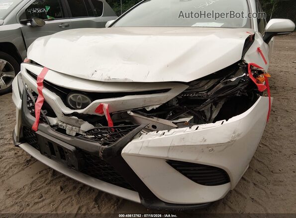 4T1B61HK2JU049189 2018 TOYOTA CAMRY White Widok z przodu
