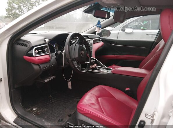 4T1B61HK2JU049189 2018 TOYOTA CAMRY White Widok wnętrza z przodu