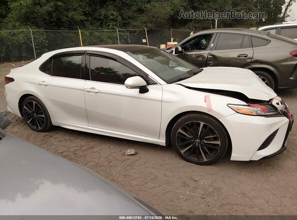 4T1B61HK2JU049189 2018 TOYOTA CAMRY White Widok wnętrza z tyłu