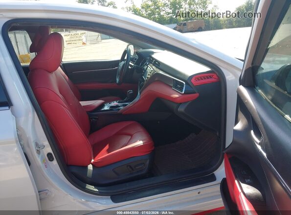 4T1B61HK5JU103553 2018 TOYOTA CAMRY White Front interior view