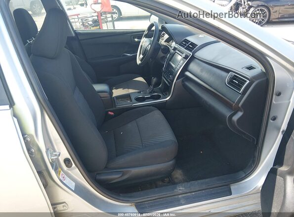 4T1BF1FK0GU513253 2016 TOYOTA CAMRY Silver Widok wnętrza z przodu