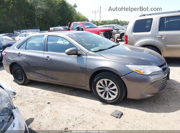 4T1BF1FK0HU445196 2017 TOYOTA CAMRY Серый Вид задней части салона