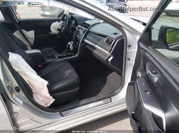 4T1BF1FK0HU633796 2017 TOYOTA CAMRY Silver Սալոնի դիմացի տեսք