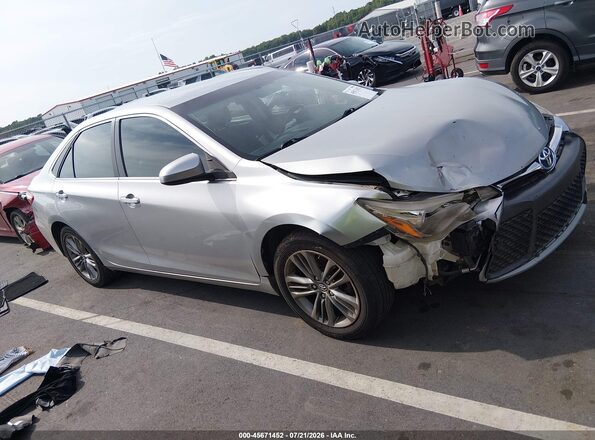 4T1BF1FK0HU633796 2017 TOYOTA CAMRY Silver Սալոնի հետևի տեսք