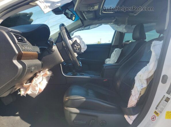 4T1BF1FK0HU640764 2017 TOYOTA CAMRY Белый Вид салона спереди
