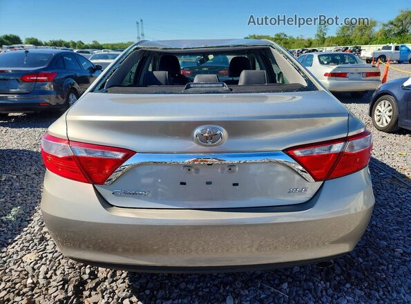4T1BF1FK0HU713633 2017 TOYOTA CAMRY Бежевый Вид сзади