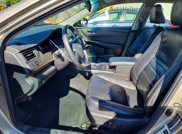 4T1BF1FK0HU713633 2017 TOYOTA CAMRY Бежевый Вид салона спереди
