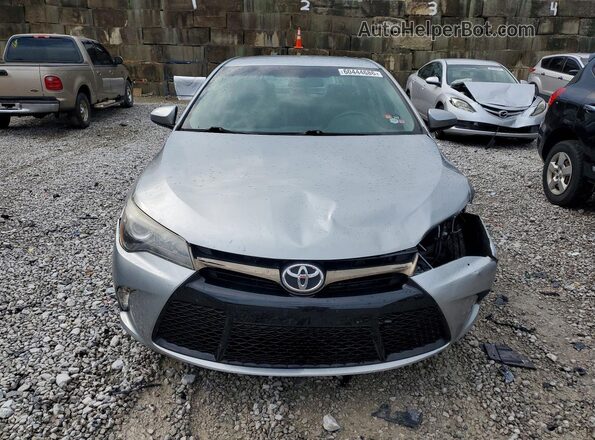 4T1BF1FK1HU645651 2017 TOYOTA CAMRY Silver Widok z przodu