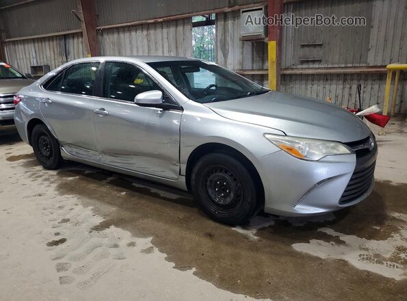 4T1BF1FK1HU688399 2017 TOYOTA CAMRY Silver Front right