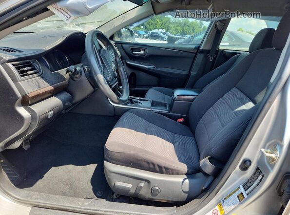 4T1BF1FK1HU758399 2017 TOYOTA CAMRY Silver Widok wnętrza z przodu