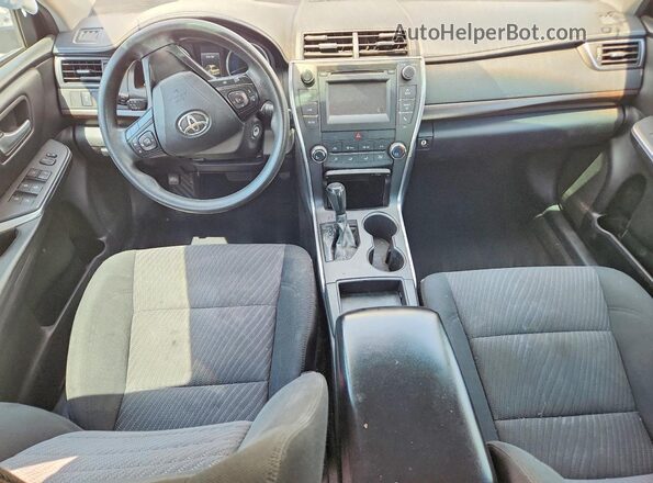 4T1BF1FK1HU758399 2017 TOYOTA CAMRY Silver Widok deski rozdzielczej