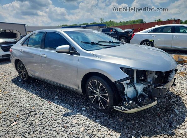 4T1BF1FK1HU758399 2017 TOYOTA CAMRY Silver Przód prawy