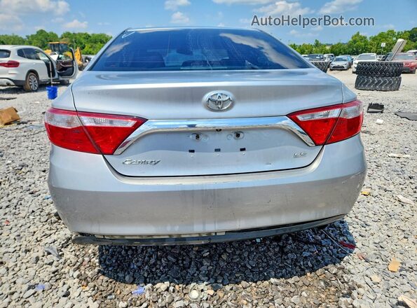 4T1BF1FK1HU758399 2017 TOYOTA CAMRY Silver Widok z tyłu