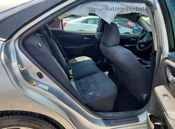 4T1BF1FK1HU758399 2017 TOYOTA CAMRY Silver Widok tylnych siedzeń