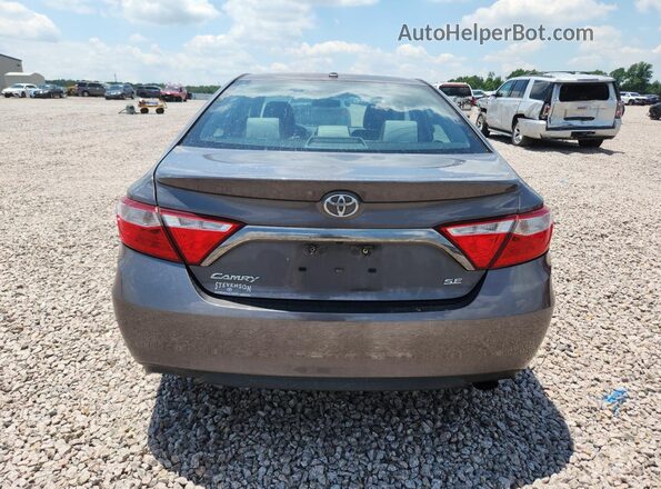 4T1BF1FK1HU769872 2017 TOYOTA CAMRY Серый Вид сзади