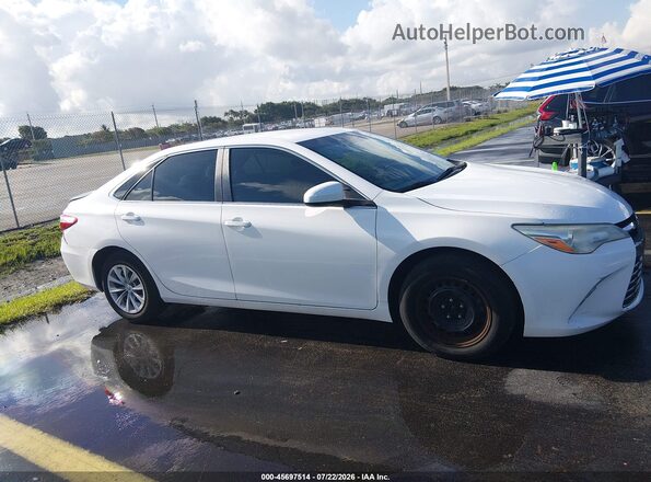 4T1BF1FK2GU606016 2016 TOYOTA CAMRY White Widok wnętrza z tyłu