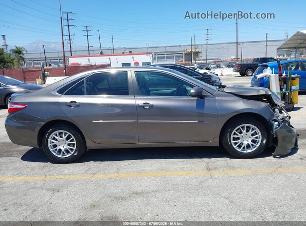 4T1BF1FK2HU344516 2017 TOYOTA CAMRY Brown Սալոնի հետևի տեսք