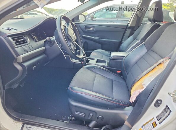 4T1BF1FK2HU439562 2017 TOYOTA CAMRY White Front interior view