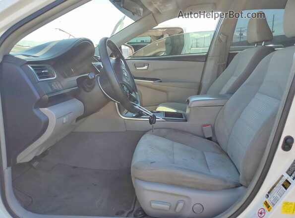4T1BF1FK2HU449606 2017 TOYOTA CAMRY White Widok wnętrza z przodu