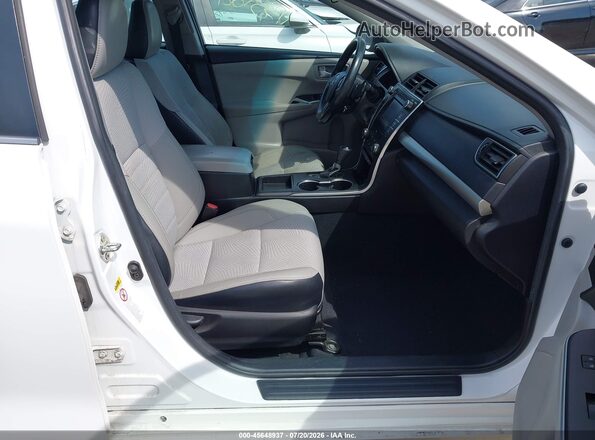 4T1BF1FK2HU451615 2017 TOYOTA CAMRY White Front interior view