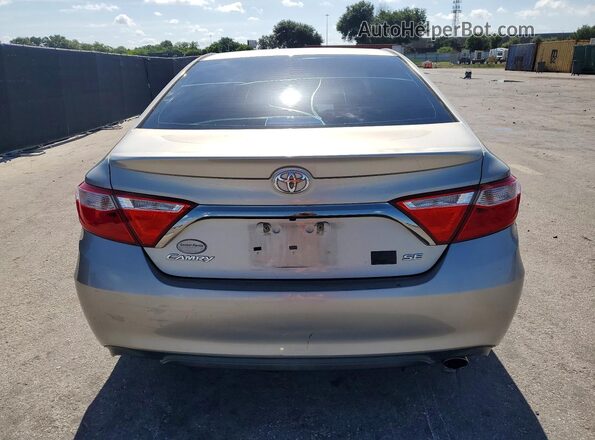 4T1BF1FK2HU660241 2017 TOYOTA CAMRY Silver Հետևի տեսք