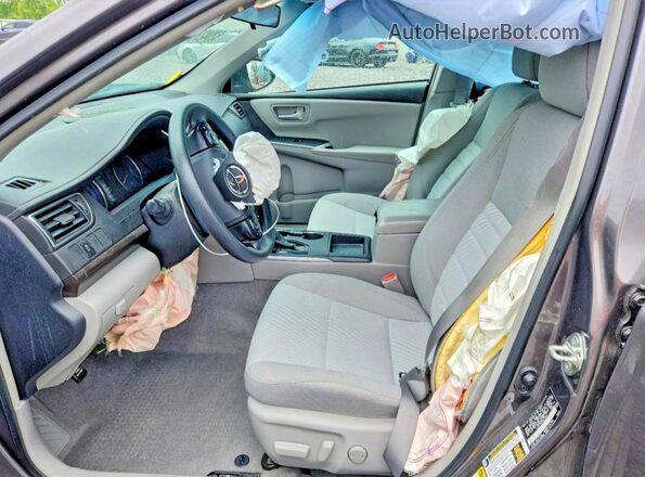 4T1BF1FK2HU772604 2017 TOYOTA CAMRY Серый Вид салона спереди