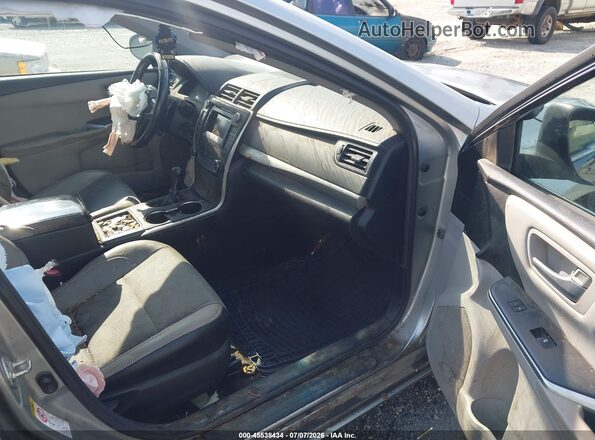 4T1BF1FK3HU308947 2017 TOYOTA CAMRY Silver Вид салону спереду