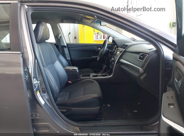 4T1BF1FK3HU382322 2017 TOYOTA CAMRY Gray Widok wnętrza z przodu