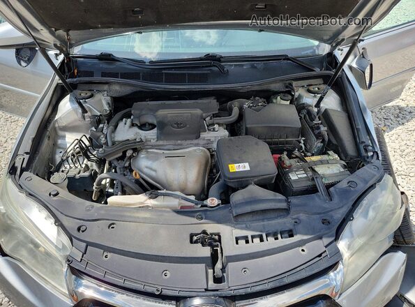 4T1BF1FK3HU664427 2017 TOYOTA CAMRY Silver Widok wnętrza z tyłu
