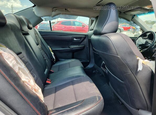 4T1BF1FK3HU664427 2017 TOYOTA CAMRY Silver Widok tylnych siedzeń
