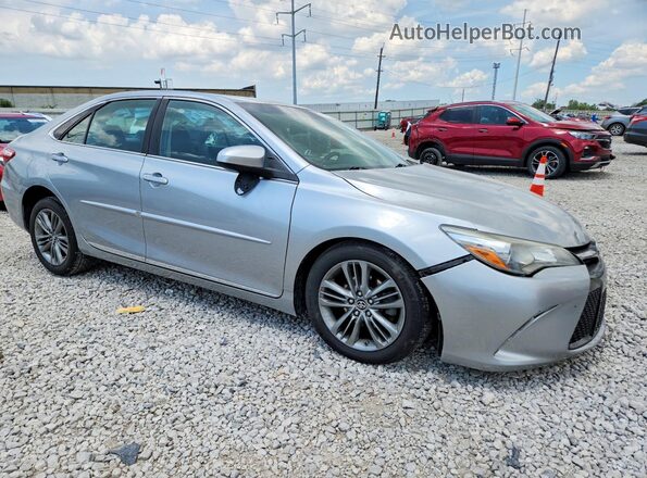 4T1BF1FK3HU664427 2017 TOYOTA CAMRY Silver Przód prawy
