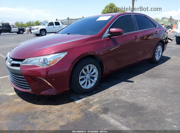 4T1BF1FK3HU683026 2017 TOYOTA CAMRY Red Առջևի ձախ երեք քառորդ տեսարան