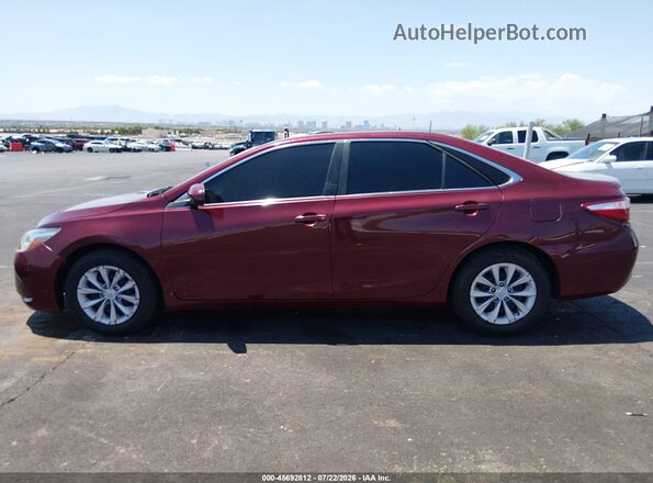 4T1BF1FK3HU683026 2017 TOYOTA CAMRY Red Սալոնի հետևի տեսք