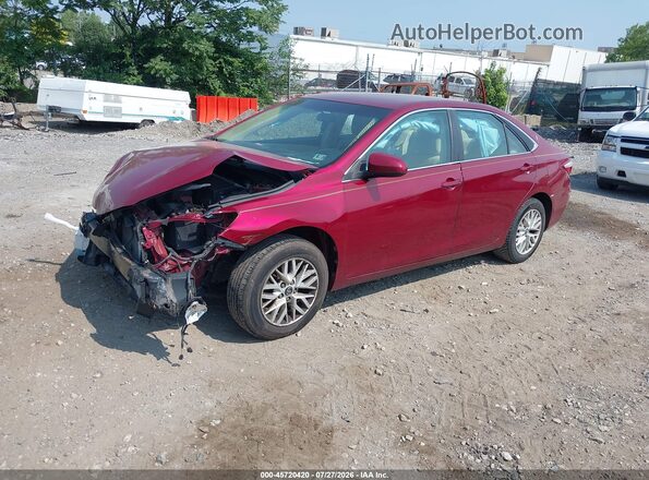 4T1BF1FK3HU757853 2017 TOYOTA CAMRY Red Przód lewy