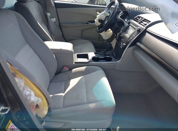 4T1BF1FK4GU122137 2016 TOYOTA CAMRY Серебряный Вид салона спереди