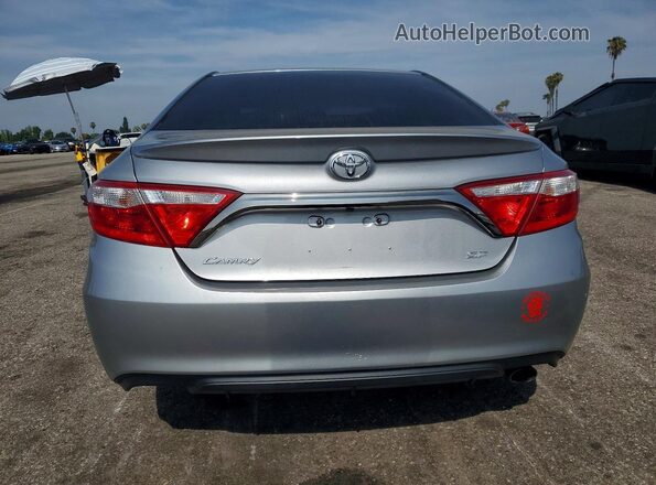 4T1BF1FK4GU243010 2016 TOYOTA CAMRY Серебряный Вид сзади