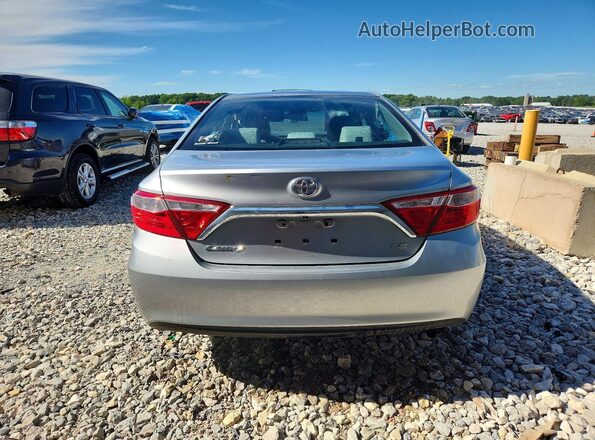 4T1BF1FK4HU300517 2017 TOYOTA CAMRY Silver Հետևի տեսք