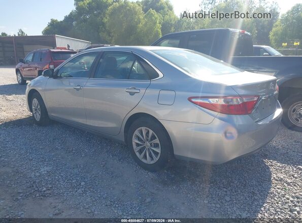 4T1BF1FK4HU361334 2017 TOYOTA CAMRY Silver Tył lewy