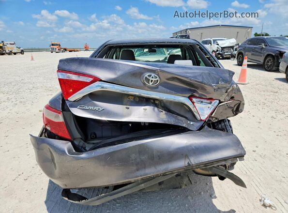 4T1BF1FK4HU413366 2017 TOYOTA CAMRY Gray Հետևի տեսք