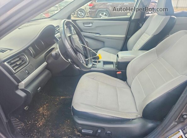 4T1BF1FK5HU314281 2017 TOYOTA CAMRY Gray Widok wnętrza z przodu
