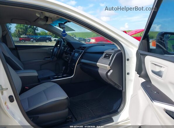 4T1BF1FK6HU426412 2017 TOYOTA CAMRY White Widok wnętrza z przodu