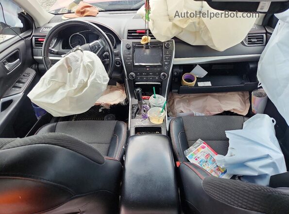 4T1BF1FK6HU694635 2017 TOYOTA CAMRY Red Widok deski rozdzielczej
