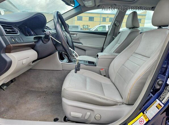 4T1BF1FK6HU718593 2017 TOYOTA CAMRY Blue Widok wnętrza z przodu